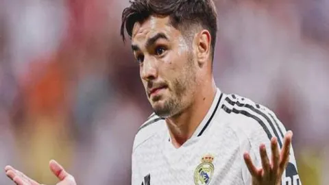 “英超赛场：埃利奥特精准制造良机，萨拉赫轻松破门得分”